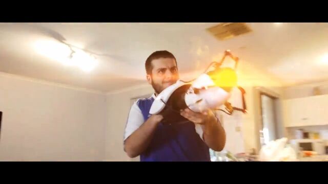 空間をつなげるポータル銃を手に入れた2人が戦うショートムービー Portal Gun Duel