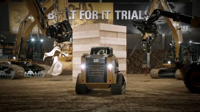 巨大なジェンガを重機で遊ぶ!キャタピラー社のチャレンジ映像