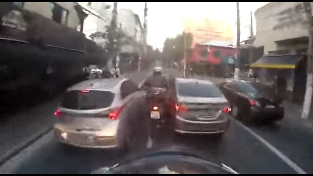 映画みたいな凄さ。反対車線も歩道も走る、ブラジル、サンパウロでのバイクチェイス