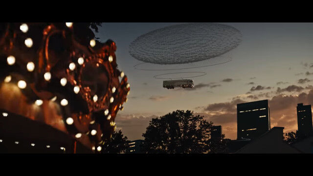 無数のドローンに吊られたトラックが空を飛ぶ、ありえないけどありそうなCM映像
