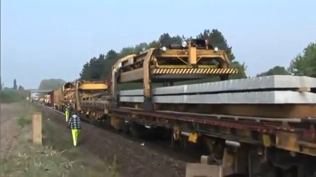 ついつい見ちゃう、線路の枕木を交換する特殊車両の作業現場