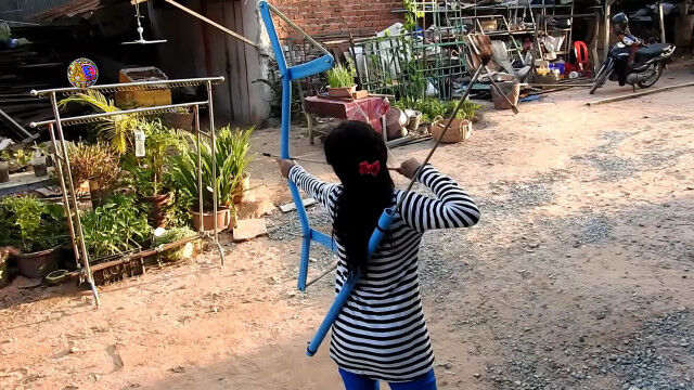 塩ビ管を素材に弓矢を自作。魚を狙い撃って獲るカンボジアの女の子