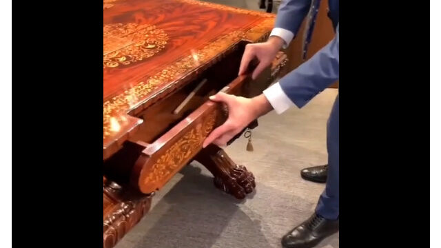 隠し収納がたくさん。サルデーニャ王が所有していたイタリア製のアンティーク書き物机