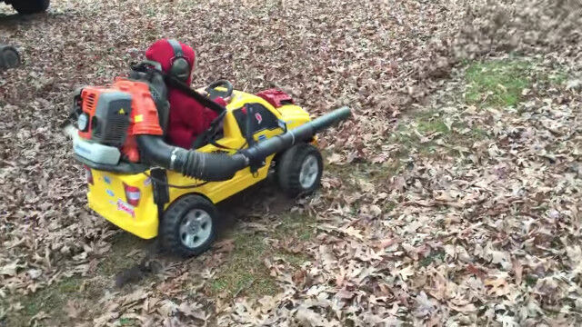 子供用オモチャの乗用車にリーフブロワーを装備。落ち葉をふっ飛ばして進む子供が楽しそう