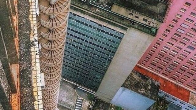 ブラジル、38階建てビルの外部らせん階段。エレベーターが停まったらと思うと怖すぎる