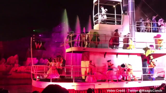 ディズニーのショーで小人の「おとぼけ」が転落!グーフィーの上に落ちて助かるハプニング映像