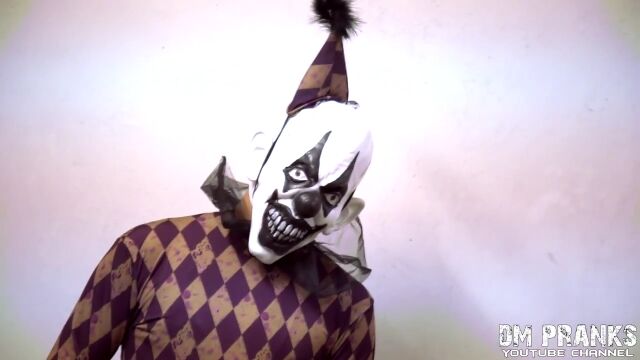 殺人ピエロが3人に増えた!?凶器を持ったピエロが怖すぎるホラードッキリ映像