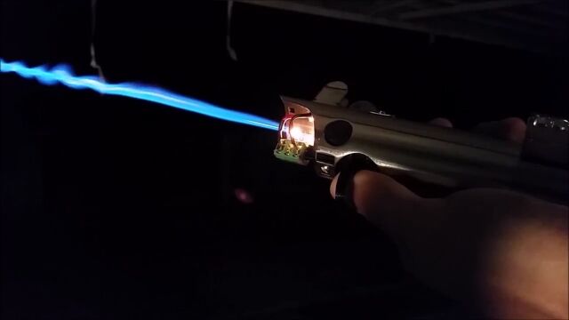 可燃性ガスと燃料を使った、自作ライトセイバーがもはや凶器