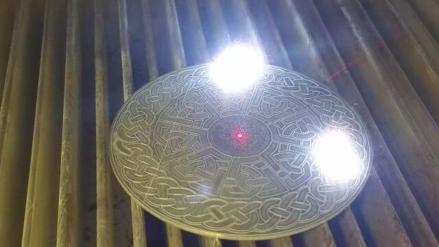 まるで魔法みたい!高速で金属を彫刻する、レーザー彫刻機が凄い