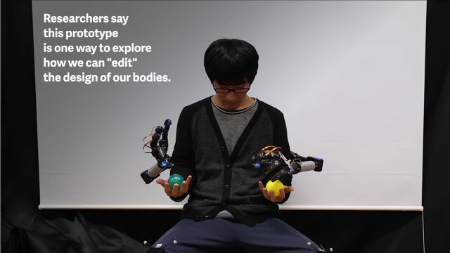 人間を4本腕にする発明。足の動きで自由に操作できるロボットアーム「MetaLimbs」