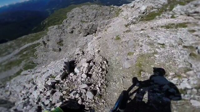 踏み外すと軽く死ねる、断崖絶壁の山道をマウンテンバイクで走る映像