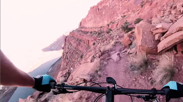 絶対に転んじゃいけない危険な山道を自転車で走る、ライダー視点の映像が怖すぎる
