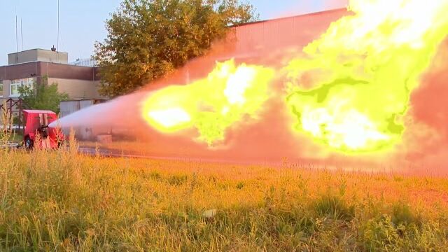 火炎放射器と放水ポンプ、どちらが強いか真っ向勝負してみた実験映像