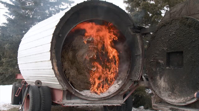 洋画でよく見る藁の円柱、ロールベールをまるごと突っ込み燃料とする装置