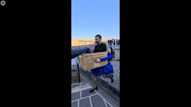 大の大人が箱ごと少女に運ばれていく、というコスプレ
