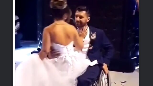 親族友人の力を借りて、ダンスタイムに立ち上がった車椅子の新郎