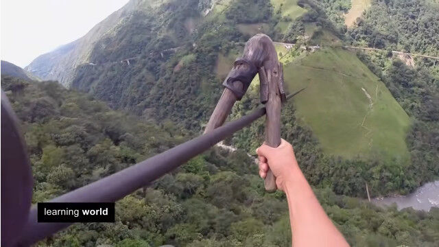 片道2時間の道のりをショートカットする、コロンビアの渓谷にかけられたジップライン