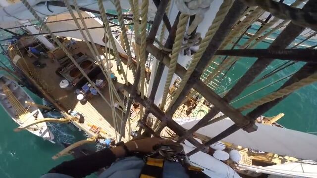 捕鯨船のメインマストに登る船員さんの視点が恐ろしい!けど爽快!
