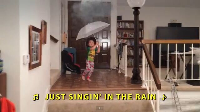 家の中に雨を降らせて「雨に唄えば」を歌う少年。メイキング映像も面白い