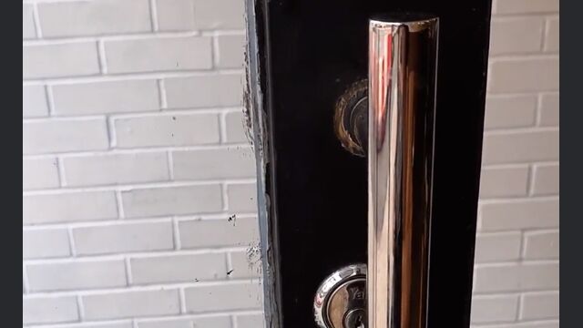 「うちの上司が修理したドアノブが酷いんだけど……」