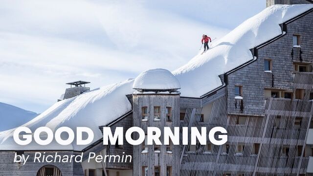 屋根に積もった雪をゲレンデに、建物の上を滑りまくるプロ・スキーヤー