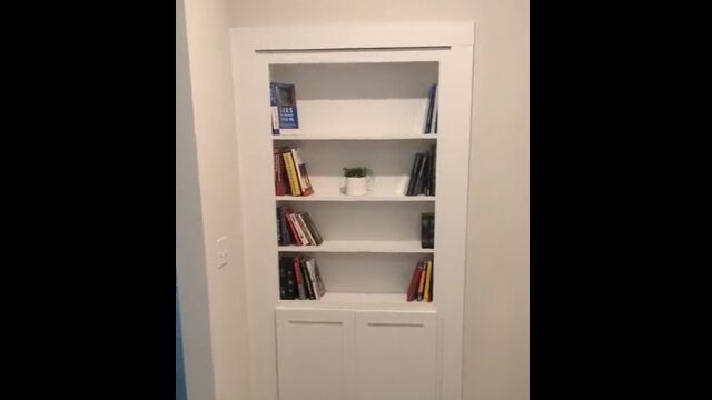 本棚の秘密の本を開くと指紋認証センサー。ロックを解除すると本棚が動き、秘密の部屋へのドアが開く