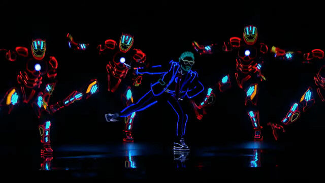 多数のアイアンマンが現れ踊る、暗闇に光るLEDライト・ダンス