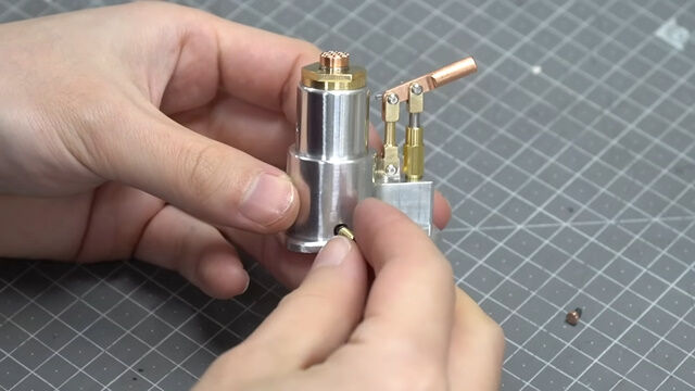 高い精度の金属加工で作る、世界最小の油圧ジャッキ