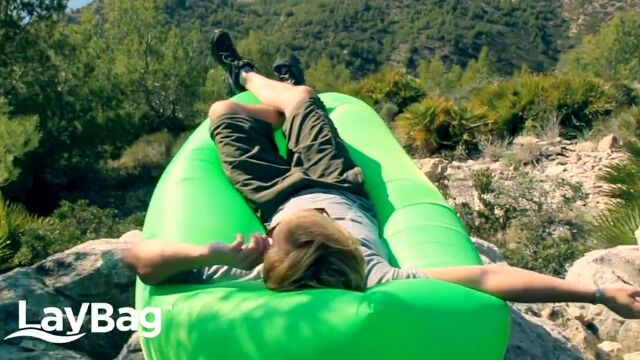 膨らませるのも潰すのも簡単!持ち運び便利な空気注入式ソファー LayBag