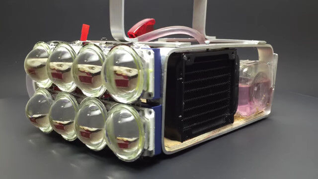 闇を払う圧倒的な光!自作の72,000ルーメンLED水冷懐中電灯がスゴい