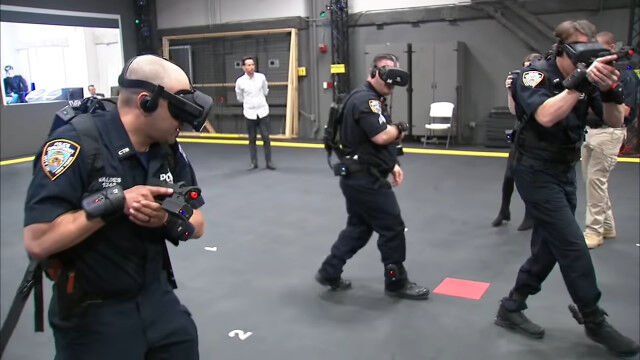 仮想空間を利用したニューヨーク市警のトレーニング風景
