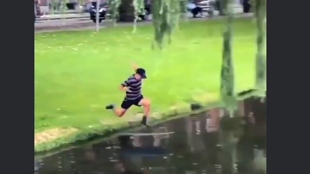 スキムボードが一枚あれば、この程度の川ならショートカット可能