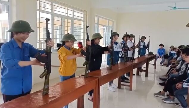 AK-47の分解、組み立てをするベトナムの高校生。必修科目、国防教育の一環