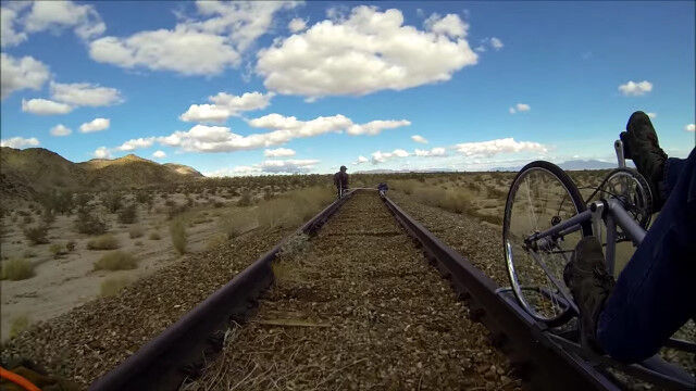 どこまでも続く線路の上を、改造自転車で走る趣味