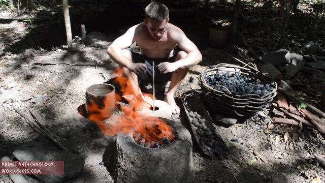 鉄器時代が着々と!原始的な技術で鉄を生産する、原始生活お兄さん