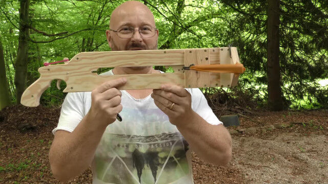 ハンドスピナーを武器として利用する、スリングショットのおっさん