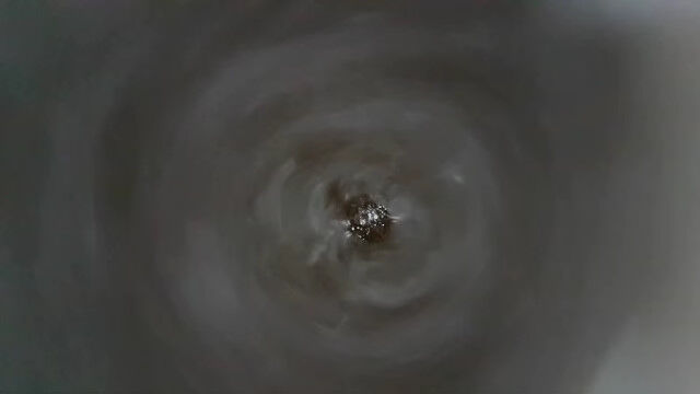シャワーヘッドから流れ落ちる、ゆるい流水を覗き込んだ映像が宇宙っぽくて不思議