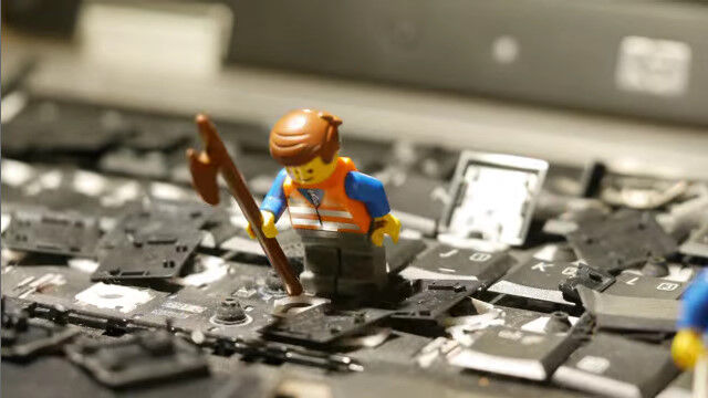 邪悪なレゴ人形たちがノートパソコンを破壊し尽くすコマ撮りアニメーション DEATH OF A NOTEBOOK