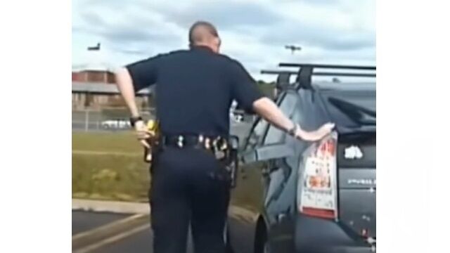 車を停止させたアメリカの警察官は、必ず車のボディにペタリと触る