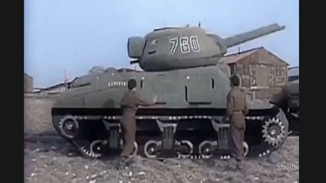 ドイツ軍の目を欺くためのダミー戦車。遠目からはわからないくらいにリアル