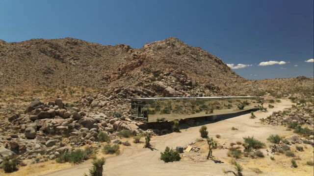 広大な砂漠の風景を映し出す鏡張りの「見えない家」。米カリフォルニア州のインビジブル・ハウス