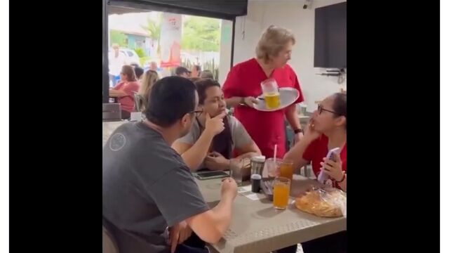 面白いけどわりと酷い、トレイひっくり返しイタズラ店員