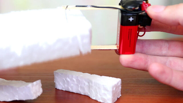 電池とニクロム線で簡単に作れる、発泡スチロールカッターの作り方