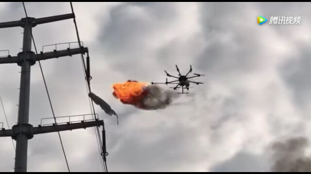 火炎放射ドローンで電線に引っかかったゴミを焼却。中国の高圧線保守作業が過激すぎる