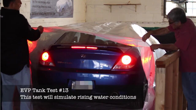 浸水被害から車を守るため、「防水の袋に丸ごと入れる」という発想