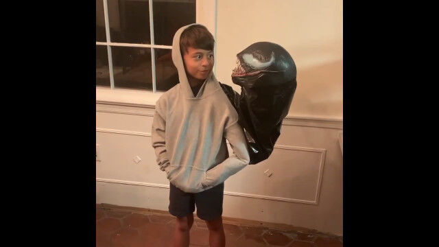 男の子がヴェノムに寄生されちゃった!……というハロウィンコスプレが可愛い