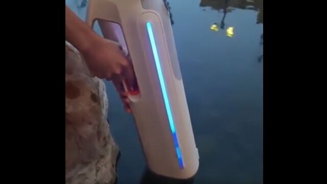 リロードもチャージショットも格好いい電動水鉄砲。これはちょっと欲しくなる