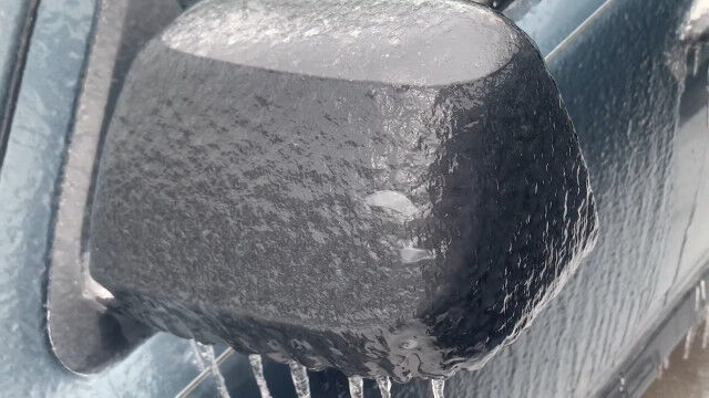ガッチガチに凍りついた車のサイドミラーが徐々に溶けゆく様子が気持ちいい