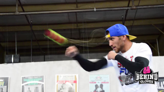 プロボクサーすごい!帽子に結んだテニスボールを使った、ワシル・ロマチェンコのトレーニング風景