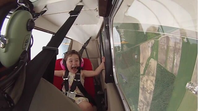 4歳の女の子リアちゃんが、パパの操縦する初フライトで大喜びする様子が可愛い